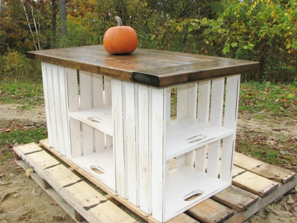 花园桌从木箱木板建立自己