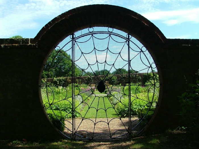 puerta de jardín diseño inusual araña web