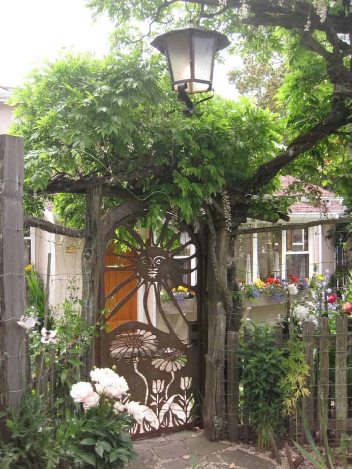 portes de jardin design métal soleil fleurs plantes de jardin