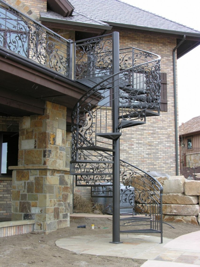 moderne have design udendørs trapper urter spiral trappe metal ornamenter