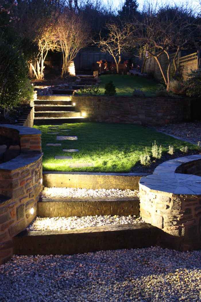 escaleras de jardín iluminan forma de jardín guijarros de ladrillo