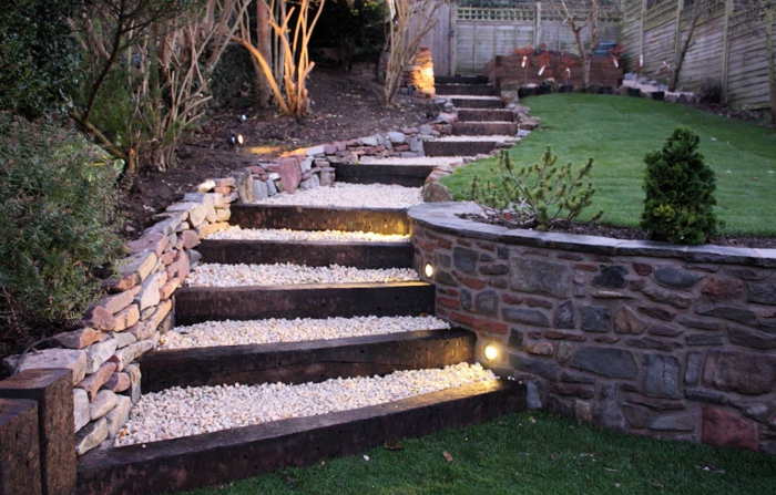 escalier de jardin gravier bois illuminé jardinage plantes de jardin