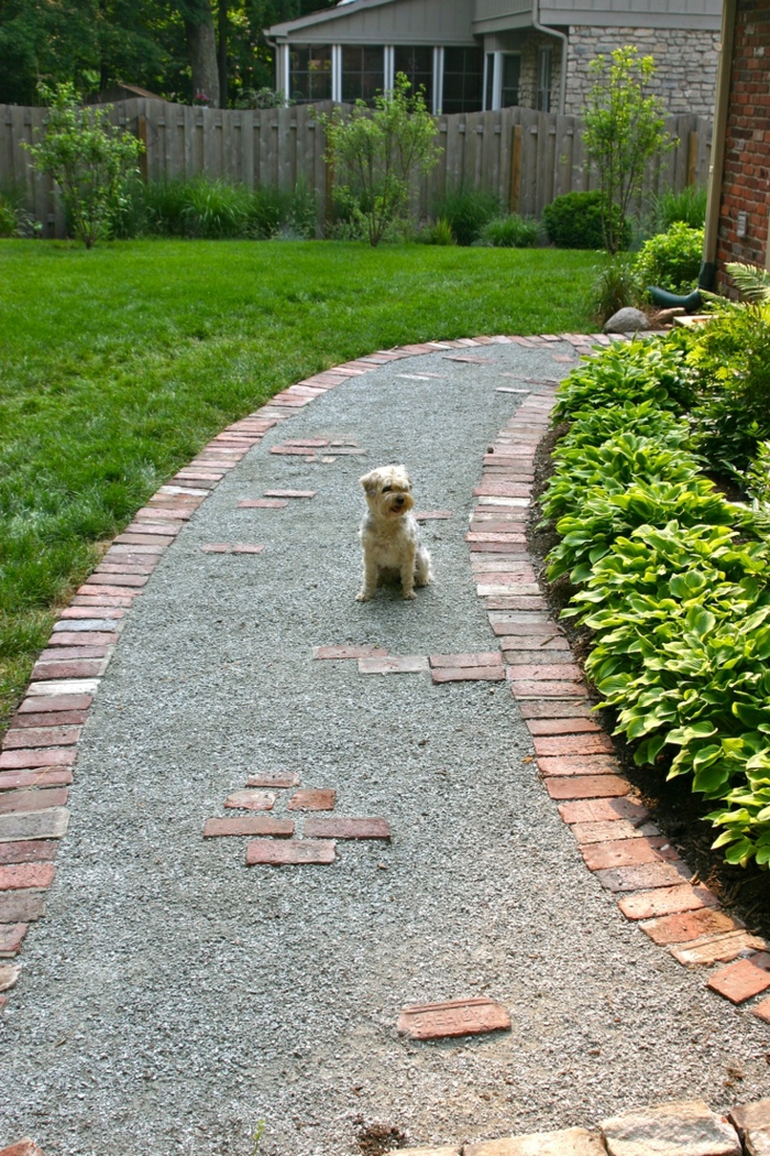 花园小径使砖鹅卵石绿色草坪园艺的想法