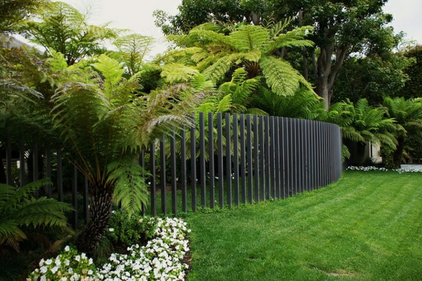 clôture de jardin barres de métal verticales moderne pelouse
