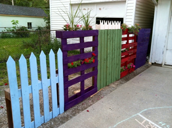 Градината ограда, направена от самата градинска ограда на европалета, прави цветни дървени греди