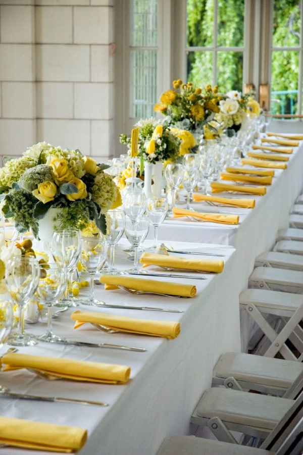 gule servietter bringer farve til bordet