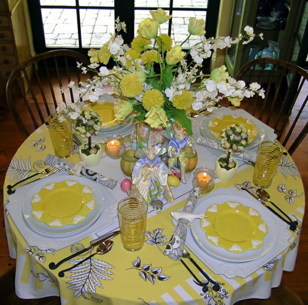 жълти плочи като декорация на маса