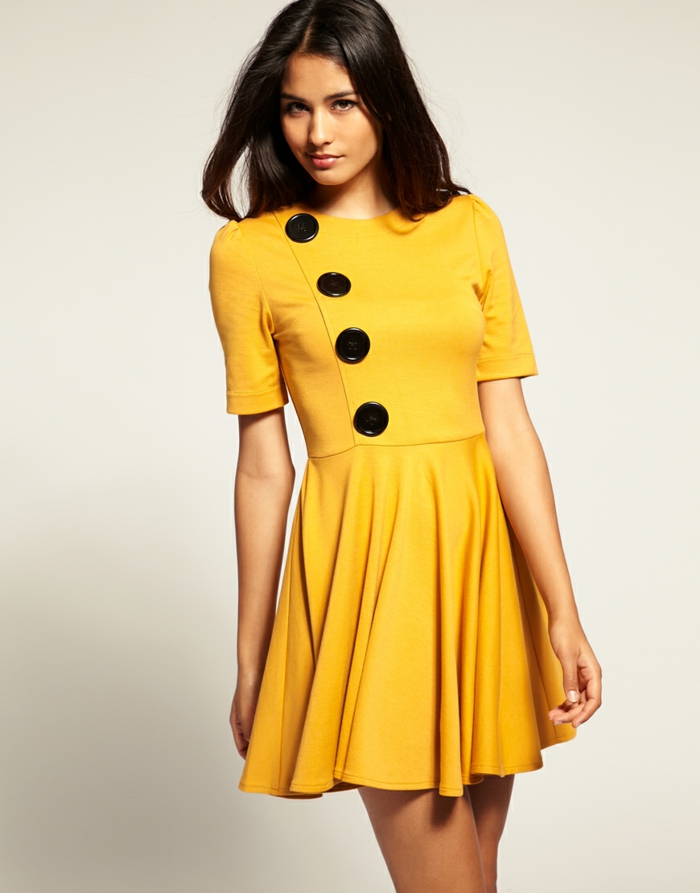 gele jurk korte zwarte knopen