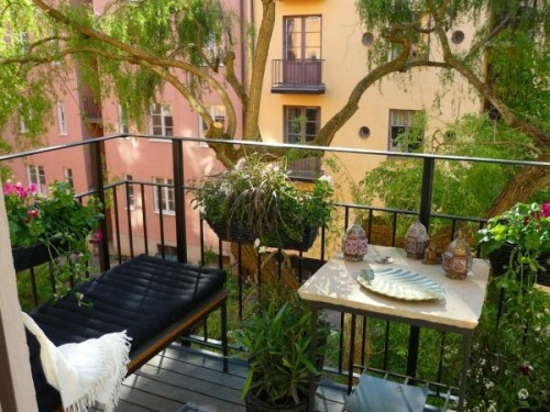 gezellig balkon ontwerp bankje comfortabele bloempotten tafel decoratief