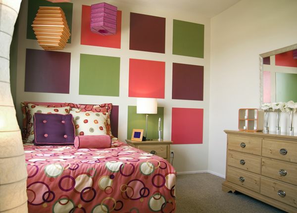 геометричен дизайн на стената в леглото на младежката стая