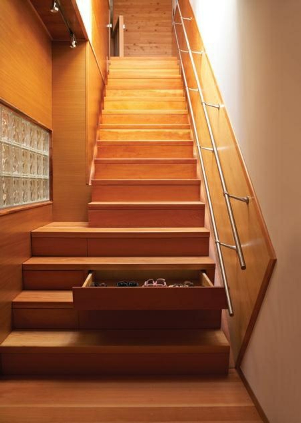ευθεία σκάλα στο διάδρομο