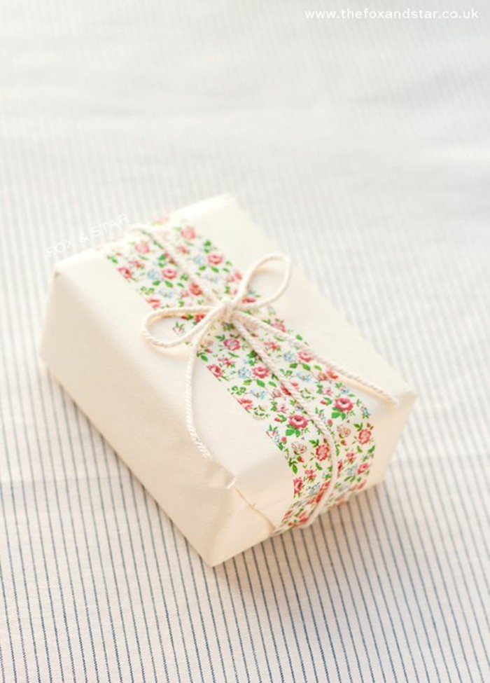 décorer un emballage cadeau avec du ruban washi