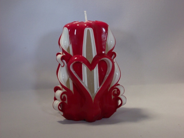 Velas talladas hacen una decoración con velas para el Día de San Valentín