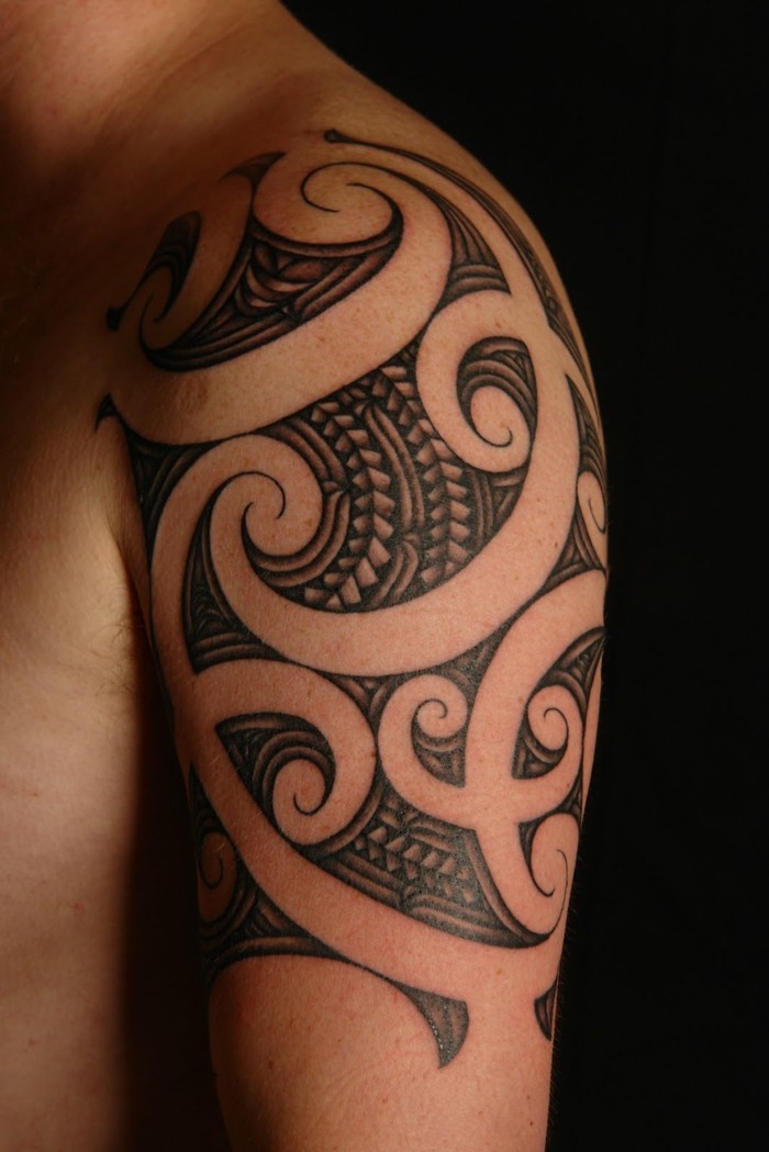 弯曲的图案maoir纹身肩膀