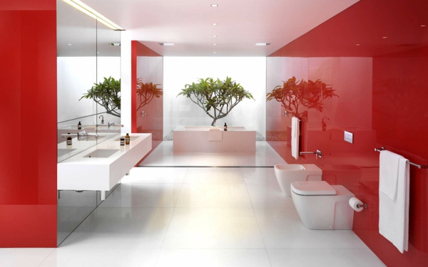 Design s barevnými lesklými stěnami v červené barvě