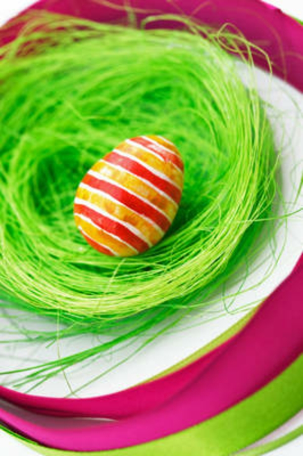 originele deco-ideeën voor Pasen-gestreept kleurrijk ei
