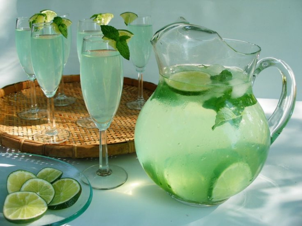 o apă sănătoasă cu băuturi răcoritoare de var și băuturi