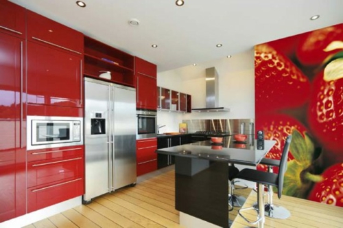 glanzende keukenkasten rood behang thema aardbeien houten vloeren