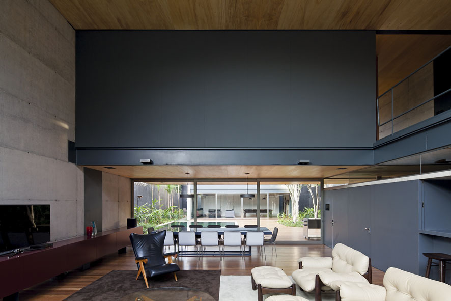 skleněné stěny nápad design kožené křeslo obývací pokoj jídelna