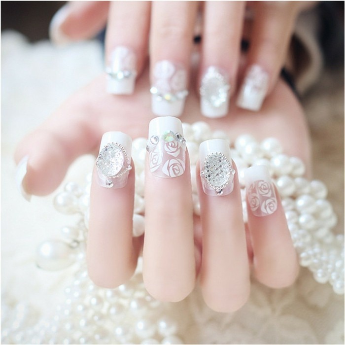glitterstones kralen bloemen witte nagellak manicure voor bruiloft