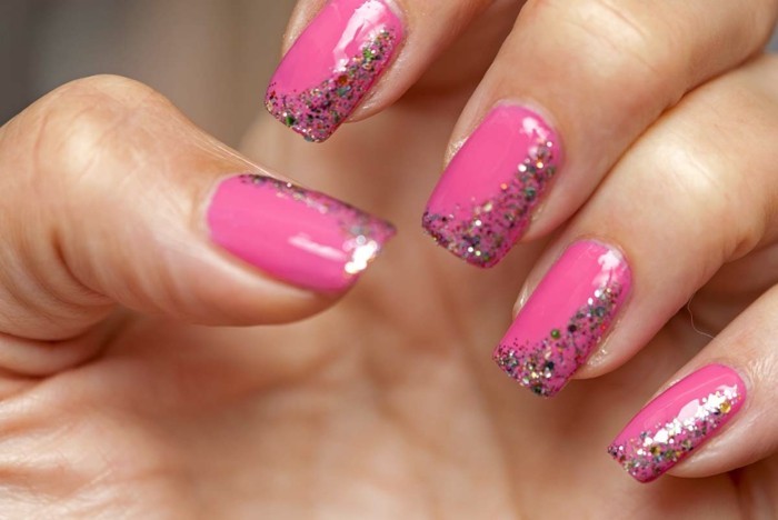 闪闪发亮的粉红色指甲油指甲油凝胶指甲自我使修指甲的想法夏天
