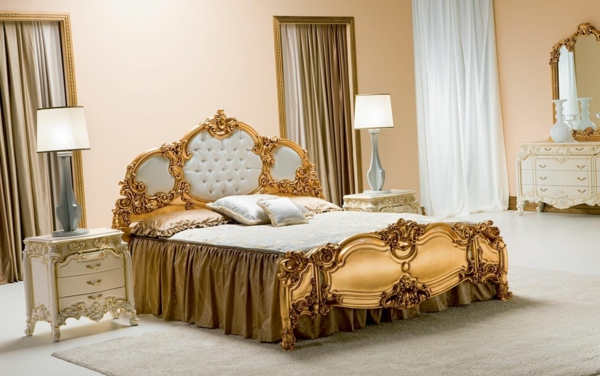 cama dorada en estilo barroco