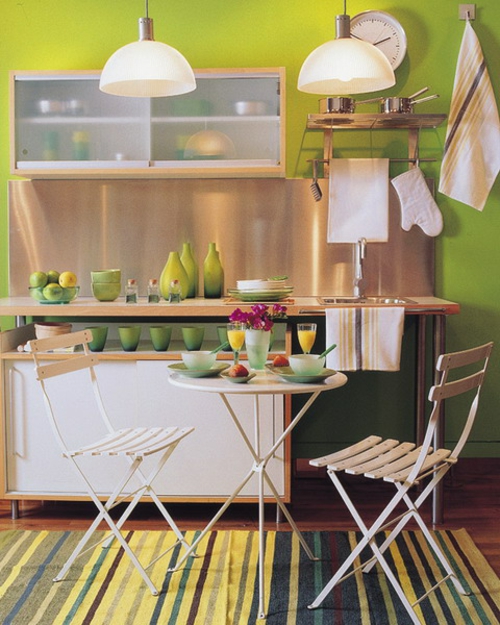 murs verts idée déco éléments vaisselle vaisselle pliante table chaises plaine