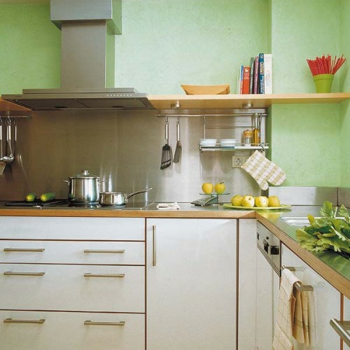 зелена кухня бяло дърво кухненско оборудване кухненски релси
