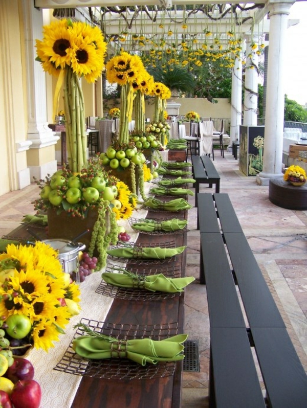 vihreitä lautasliinoja ja auringonkukkia