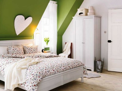 Ruohonvihreä seinä makuuhuone ullakko idea sydämen koristelu