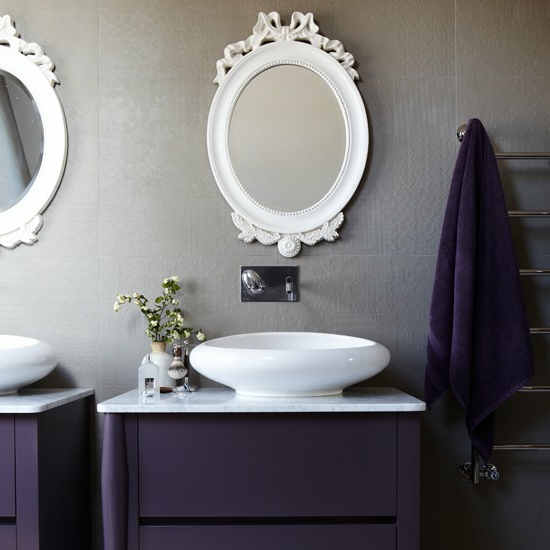 pilka violetinės spalvos šiuolaikinės vonios sienos veidrodis šiuolaikiškas vonios kambarys