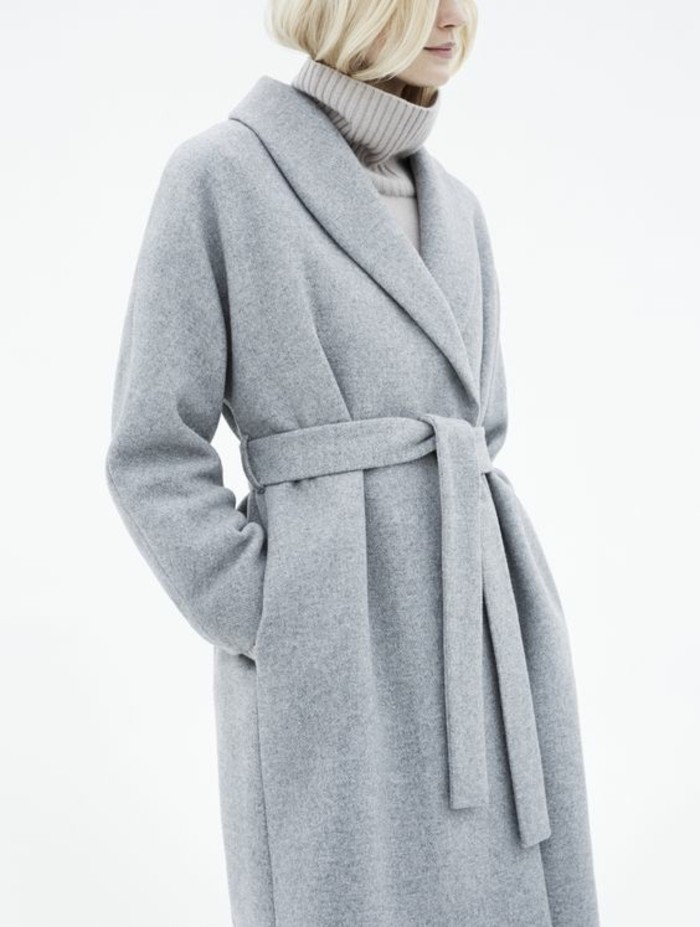 šedý kabát outfit - zimní módní trendy dámský kabát s opaskem
