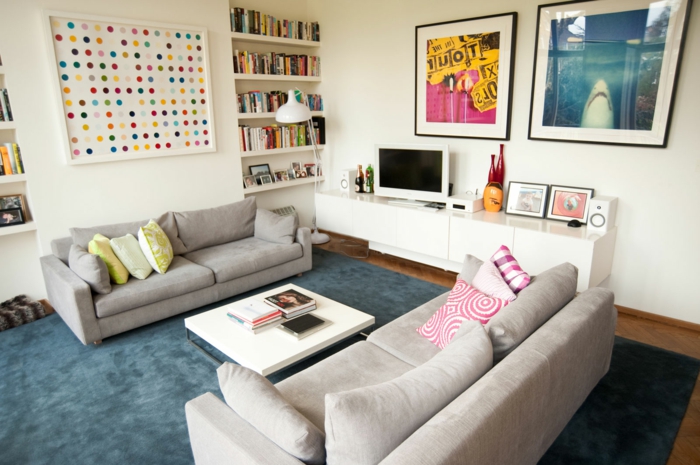sofá gris alfombra azul sala de estar ideas de diseño tiro almohada