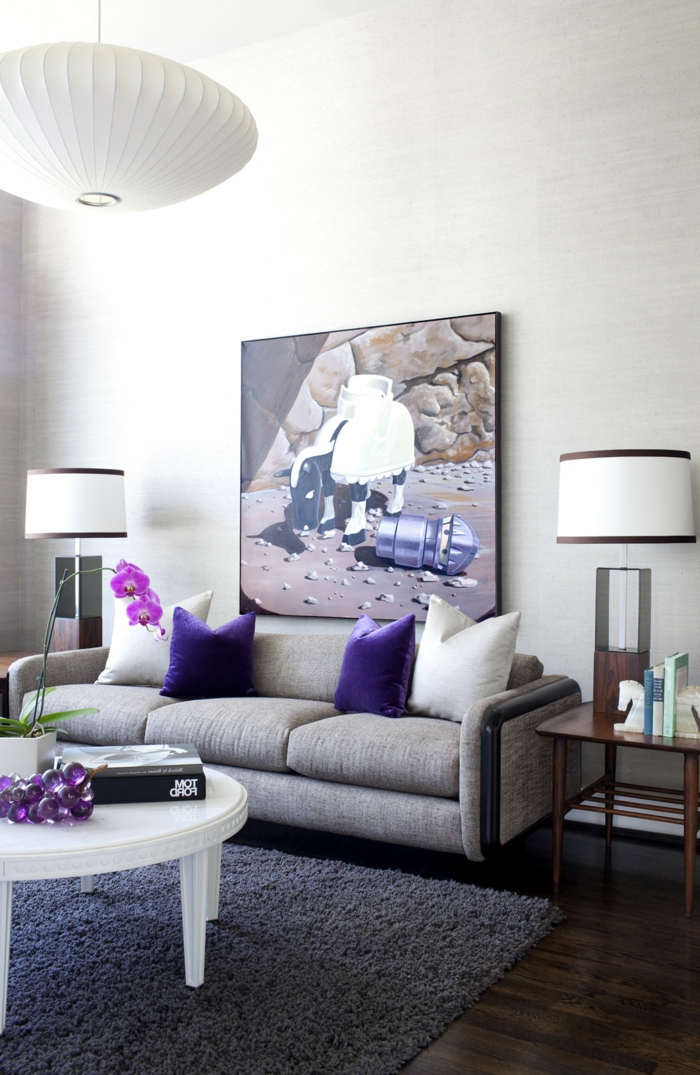 La sala de estar del sofá gris crea ejemplos de acentos morados