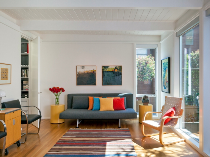 sala de estar sofá gris configurar alfombra de rayas color cojín fresco