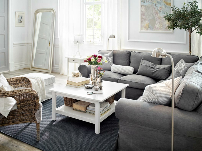 sofá gris sala de estar espejo habitación pequeña