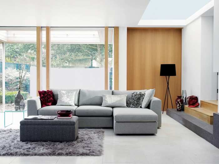 sofá gris sala de estar con estilo arrojar detalles de madera