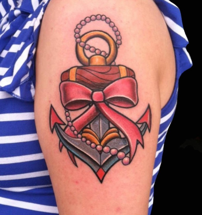stort anker tatovering øvre arm kvinner røde bue perler