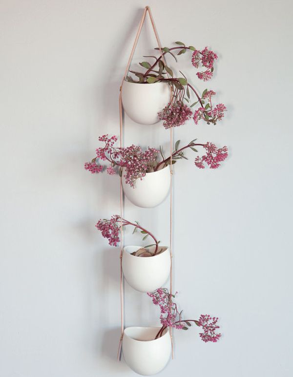 hængende blomsterpotter køkkenplanter luftig pink væg indretning