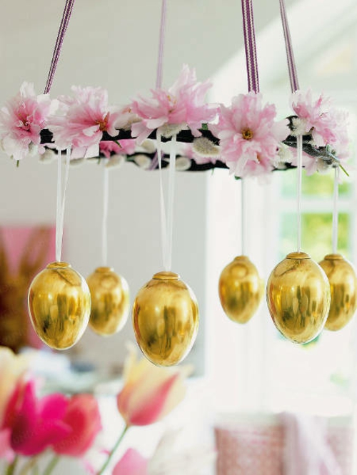 visící zlaté velikonoční vejce originální dekorace idea fest