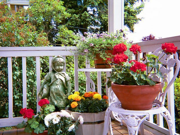 Jardin suspendu sur le balcon forme jardin terrasse statue