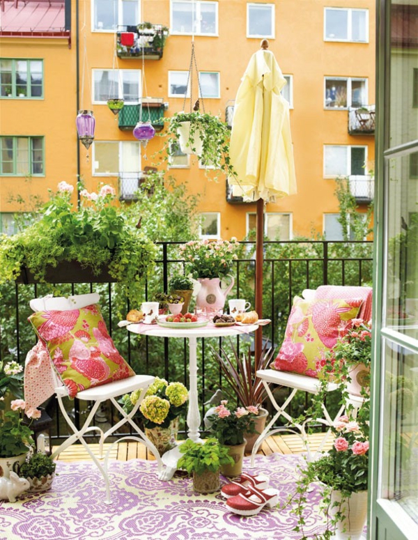 Hangende tuin op kleurrijke kleurrijk balkontuin