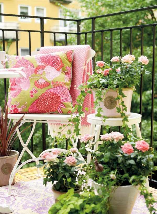 Обличаща градина на балконска мозайка от рози