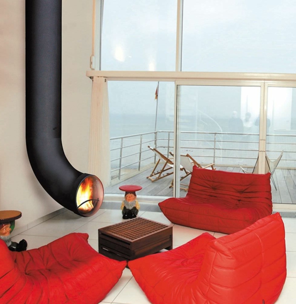 τζάκι στο σύγχρονο σπίτι κόκκινο καναπέδες πολυθρόνες κρέμονται βιομηχανικά