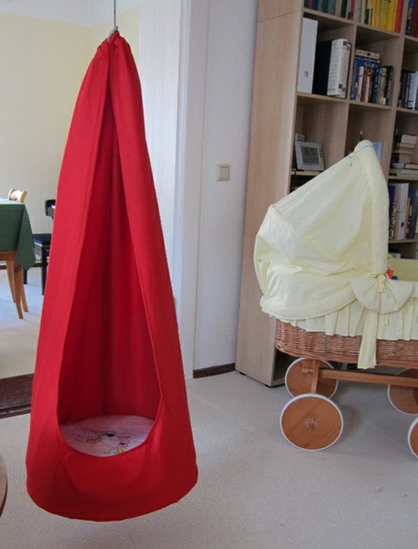 hangende stoel hangstoel kinderstoeltje rode stof