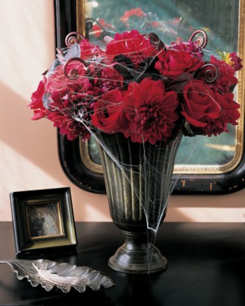 αποκριές τραπέζι διακόσμηση κόκκινα τριαντάφυλλα και dalia με spiderweb