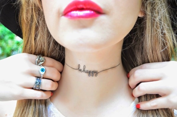 脖子纹身字体是快乐的女性纹身