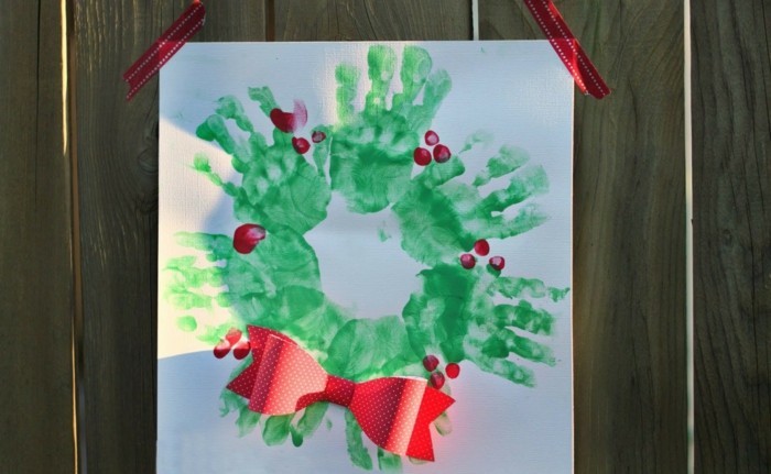 снимки на пръсти необичайни коледни венец от зелени handprints