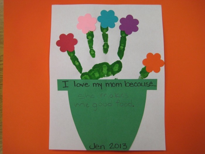 bricoler avec le pot de fleurs des enfants de handprints
