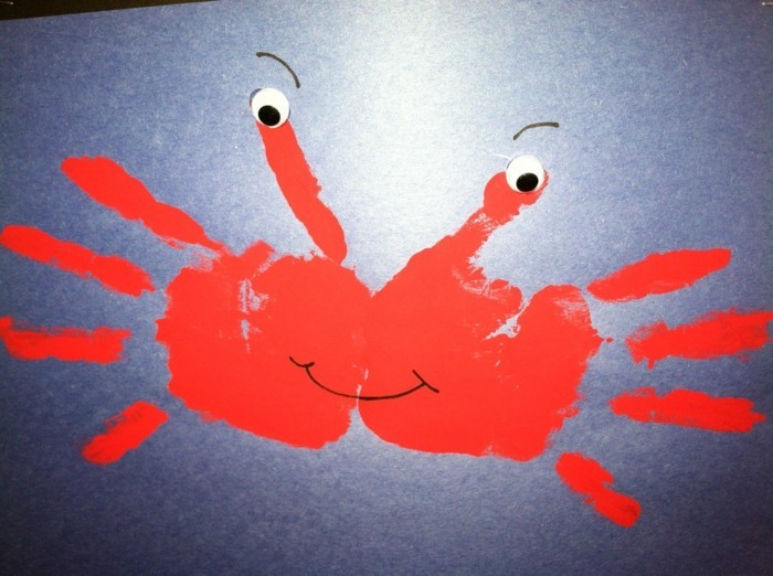 Empreintes de main crabe d'empreintes de mains d'enfants